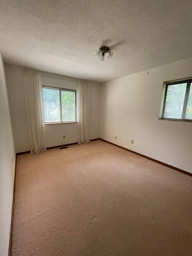 Building Photo - 473 Fairwood Dr