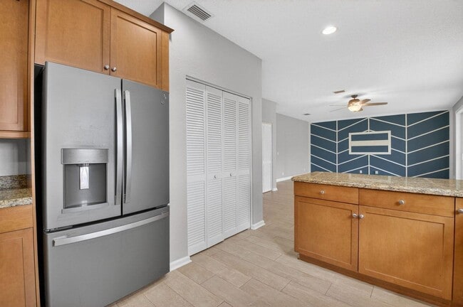 Building Photo - 18196 Clear Brook Cir