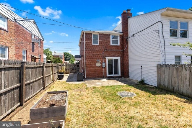 Building Photo - 2446 S Nelson St