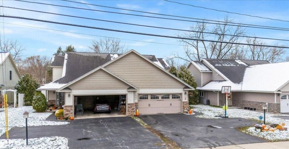 Building Photo - 949 Hudson Ave