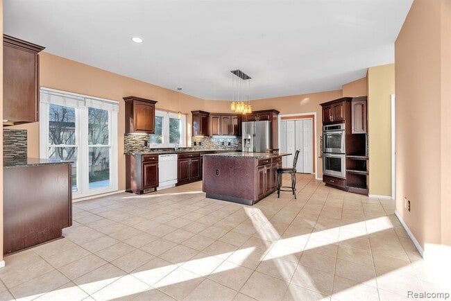 Building Photo - 6573 Poppleton Rd