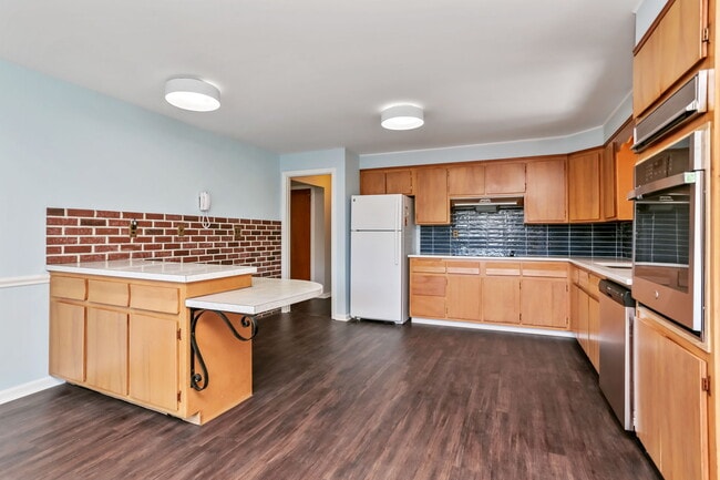 Building Photo - 38 Maplewood Dr