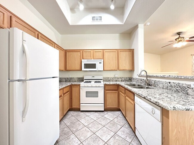 Building Photo - 2305 W Horizon Ridge Pkwy