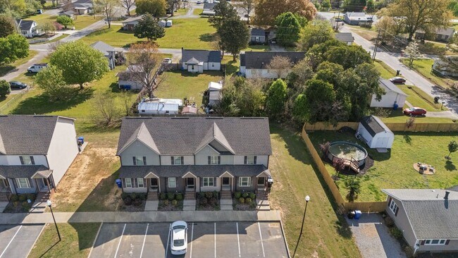 Building Photo - 2 Bedroom 2 Bathroom Town Home Close Proximity To Campbell