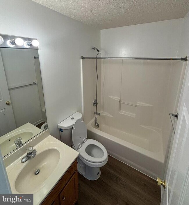 Building Photo - 8002 Bullfinch Pl