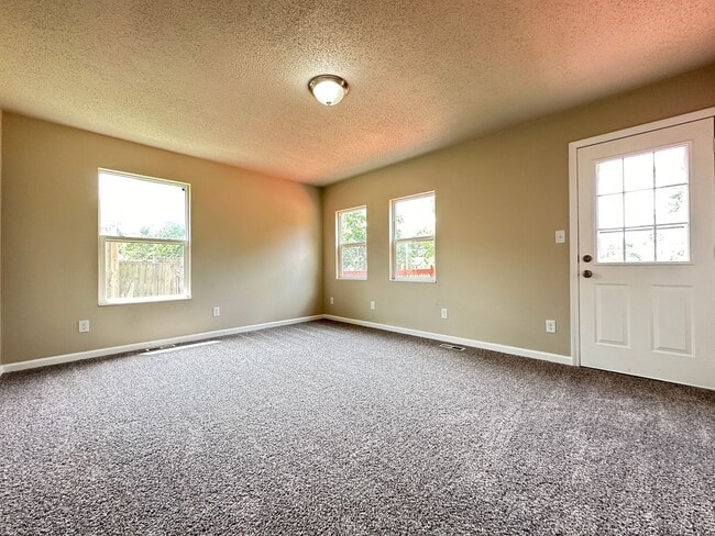 Building Photo - Beautiful 3 Bedroom Home Available!