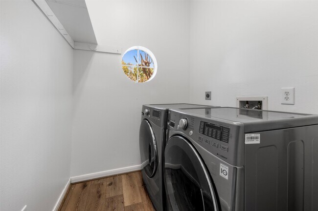 Building Photo - 23910 River Pl Dr