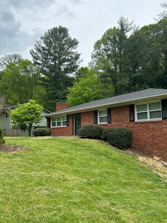 Building Photo - 11 Mountian Brook Rd.