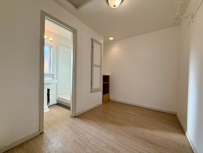 Building Photo - YOU DON'T WANT TO MISS THIS HOME THAT IS WALKING DISTANCE FROM DOWNTOWN REDMOND!!