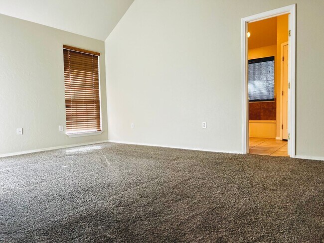 Building Photo - Gorgeous 3BD 2BA with Bonus Office Space in Del City!!