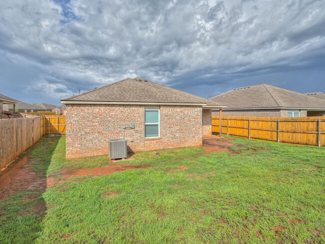 Building Photo - Home Close to Surrey Hills + 3 bedrooms