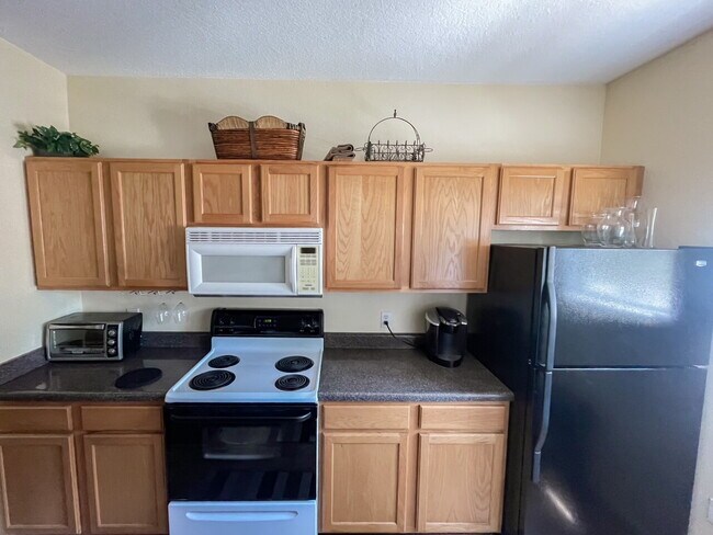 Building Photo - Nicely Furnished 1-Bedroom Condo with Granite Charm and Poolside Relaxation in Bradenton!"