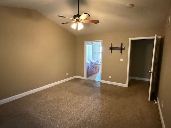 Building Photo - 417 DALHLIA