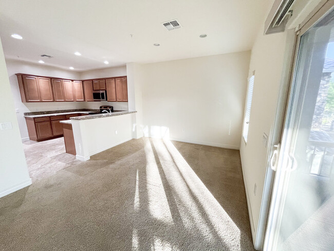 Building Photo - 3Bed/2.5Bath Townhouse at the 303 amd the ...