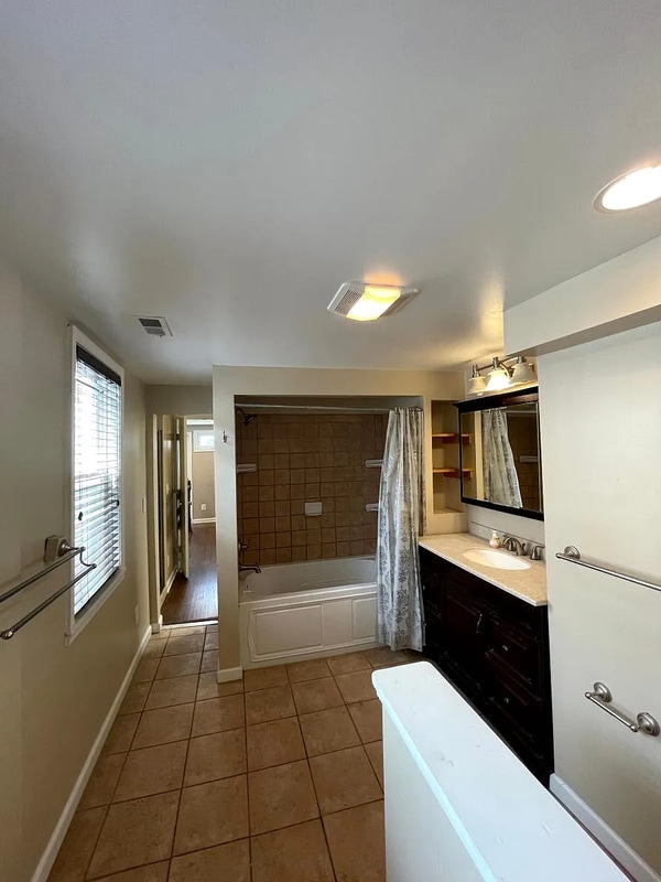 Building Photo - 1112 S Conkling St