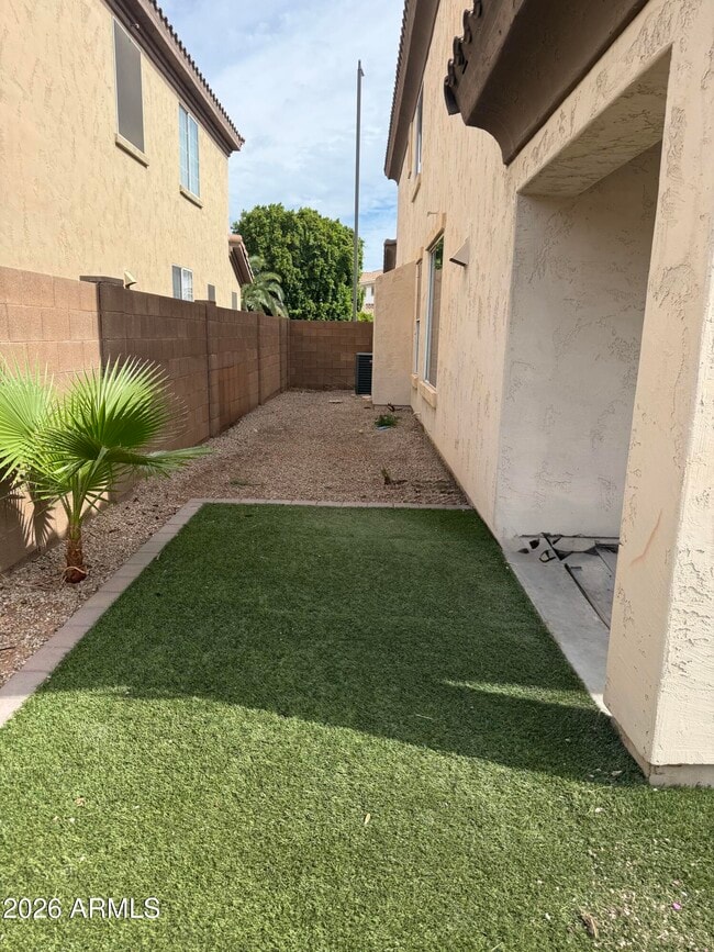 Building Photo - 2051 E Carla Vista Dr
