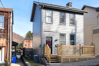 Building Photo - Remodeled 1 bedroom with fenced backyard