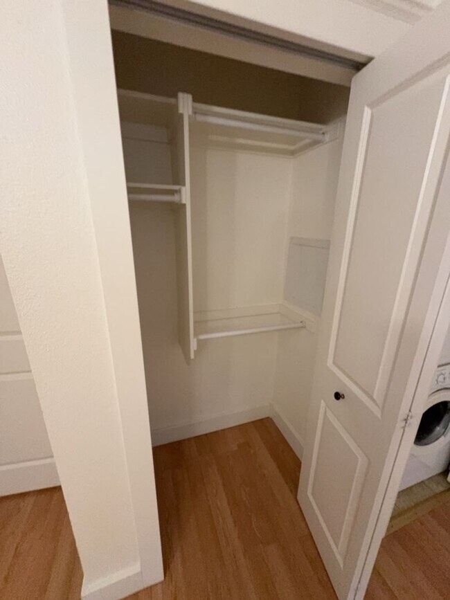 Building Photo - Location! Location! 2bd 1 ba Condo mere bl...