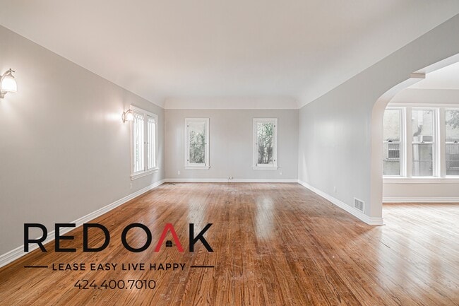 Building Photo - 109 S Sycamore Ave