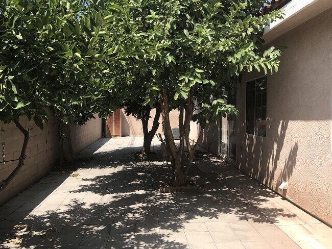 Building Photo - APT FRANCISQUITO