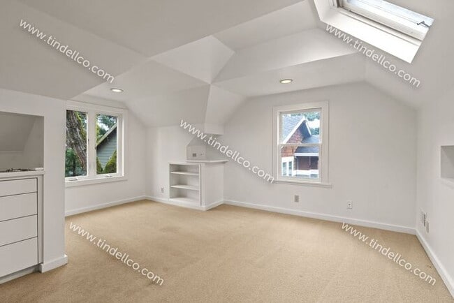 Building Photo - Spacious Pet Friendly Cape Cod in Multnomah Village with detached garage!