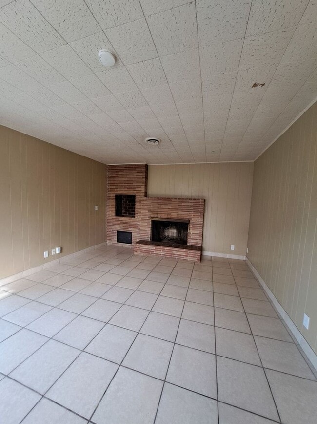Building Photo - Single-Level 2BR Apartment with Garage in Fresno!