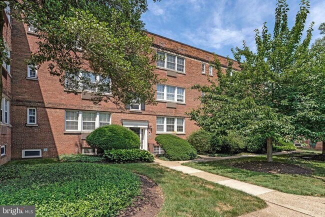Building Photo - 1808 W Abingdon Dr