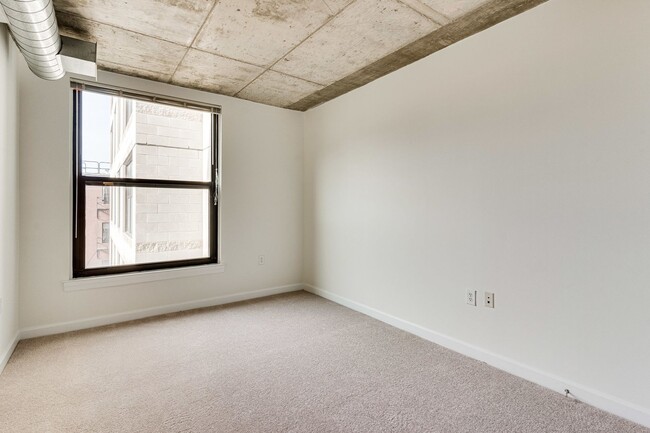 Building Photo - Modern 3 Bed 2 bath condo WITH 2 PARKING S...
