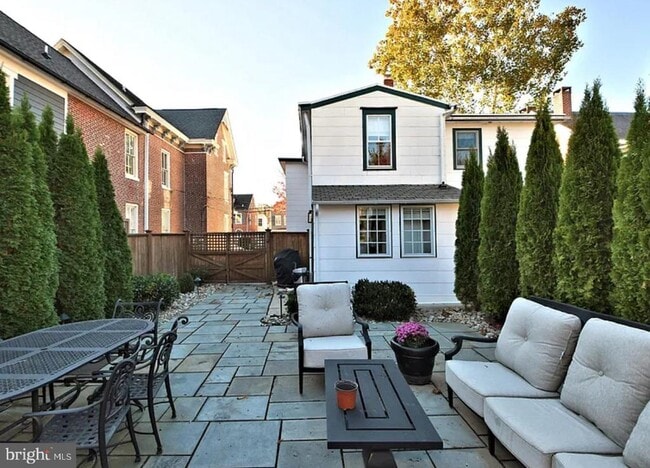 Building Photo - 143 N State St