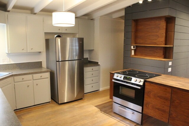 Building Photo - Updated 4 bed/2 bath Mid-Century Home - Pr...