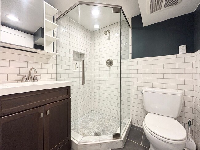 Building Photo - Stunning Remodel Near 9th & 9th!
