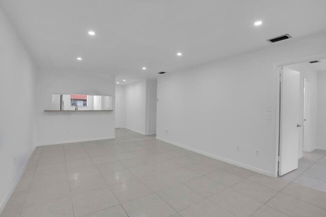 Building Photo - 315 NW 36th Ave