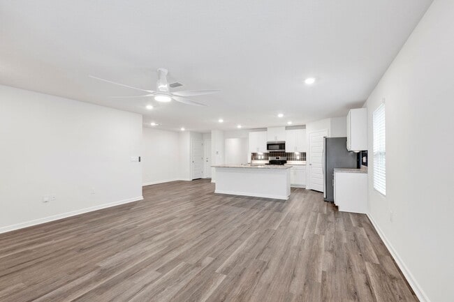 Building Photo - Spacious 5 Bedroom Home with Community Pool