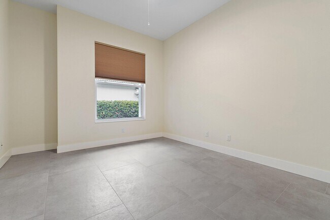 Building Photo - 173 E Hampton Way