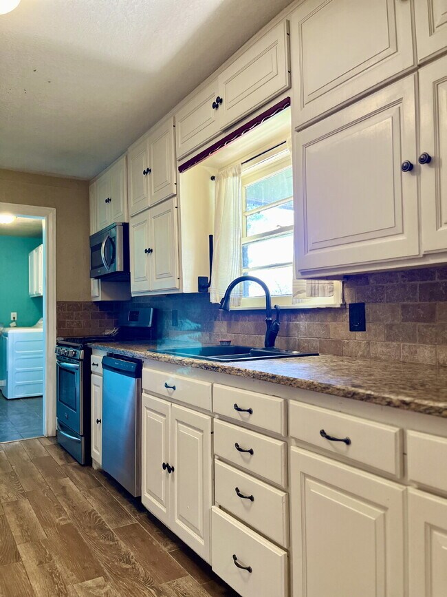 Building Photo - Spacious Four Bedroom!