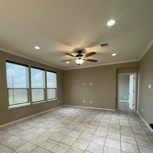 Building Photo - 5857 Sardinia Dr