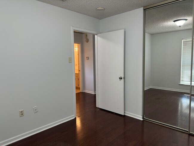 Building Photo - 350 Meadow Crossing Dr