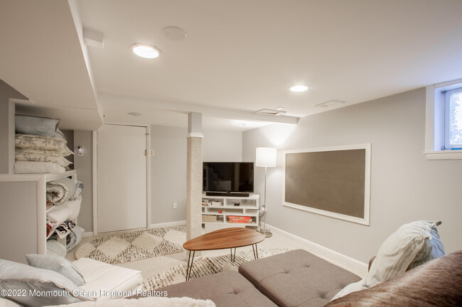 Building Photo - 40 Rumson Rd