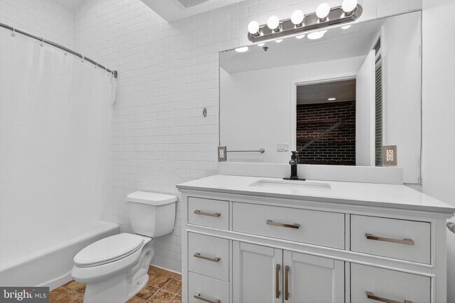 Building Photo - 36 Moore St