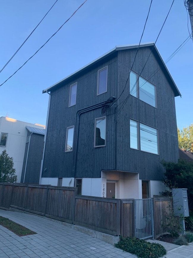 Primary Photo - Capital Hill Row House ! 3 bed, 3 bath 194...
