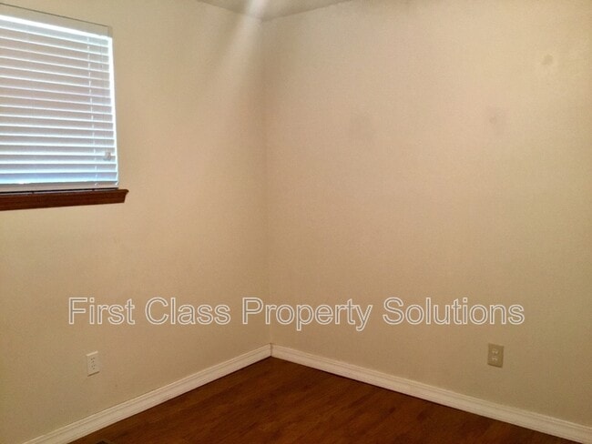 Building Photo - 2807 S Estate Dr