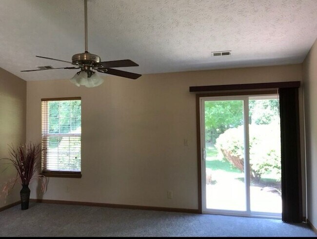 Building Photo - Private Room for Rent - Ideal for Student ...