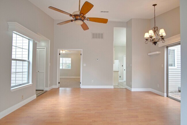 Building Photo - Beautiful 2-Bedroom, 2-Bath Duplex Near Ho...
