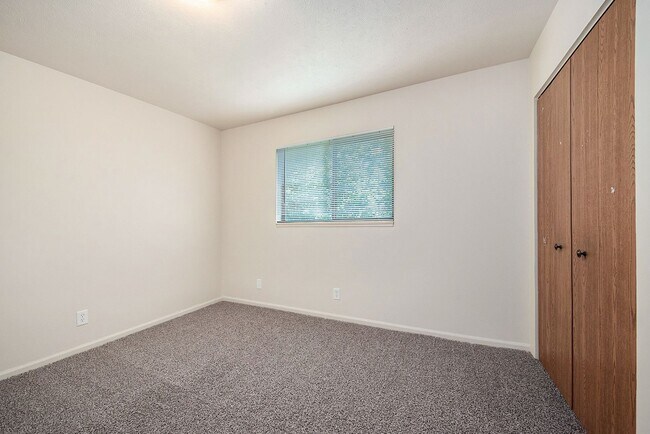 Building Photo - Maple Leaf Apartments