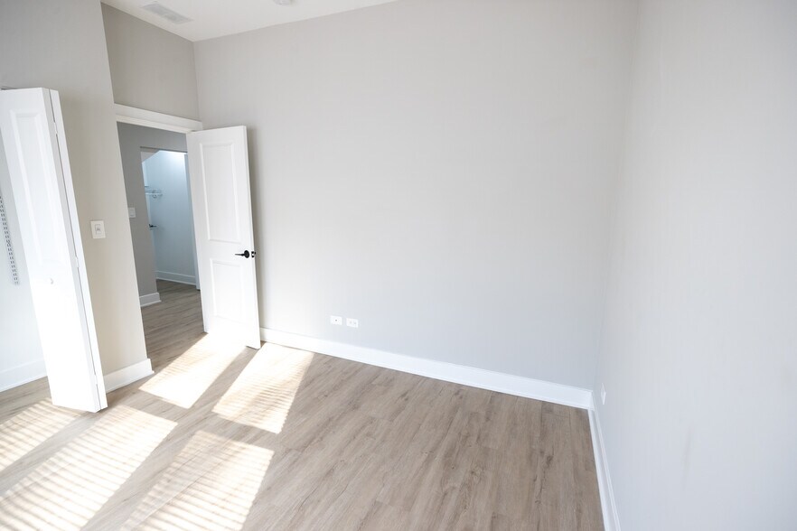 Building Photo - 2175 N Maplewood Ave