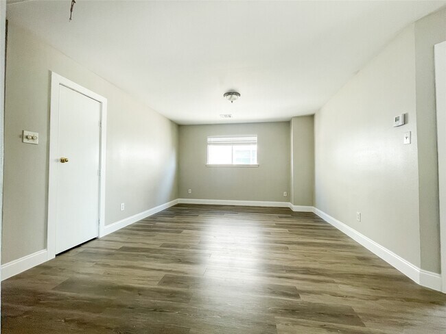 Building Photo - 11913 Longwood Garden Way