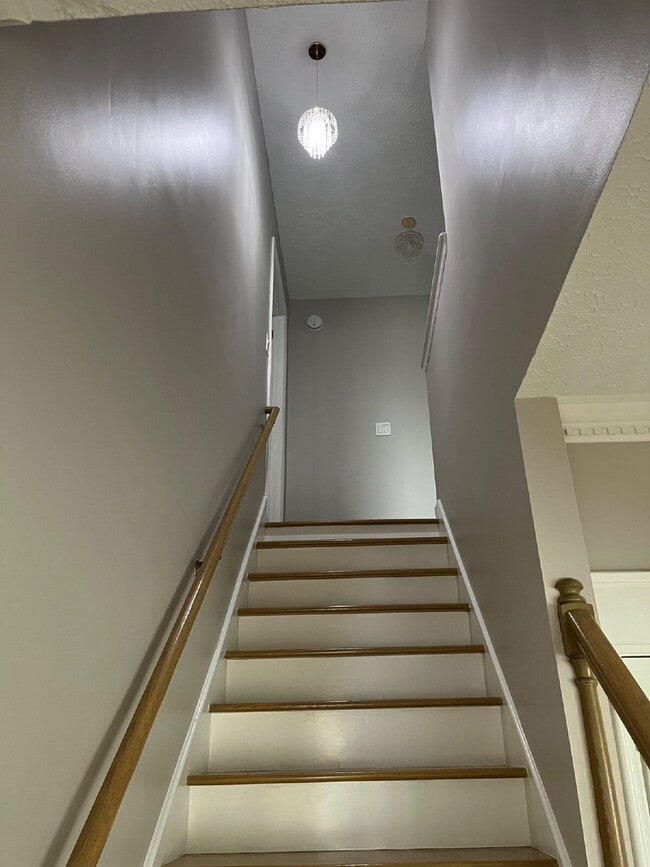 Building Photo - "Charming Franklin Retreat: 3-Bedroom Have...