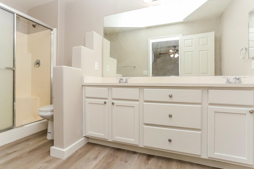 Building Photo - 2418 Island Paradise Ave