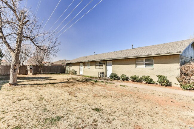 Primary Photo - 2 Bedroom Duplex!