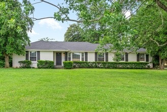 Building Photo - 4 Bedroom Country Style Home For Rent!